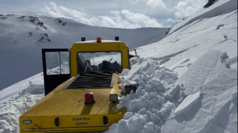 İş makinesinin üzerine çığ düştü! Operatörün hayatı böyle kurtuldu