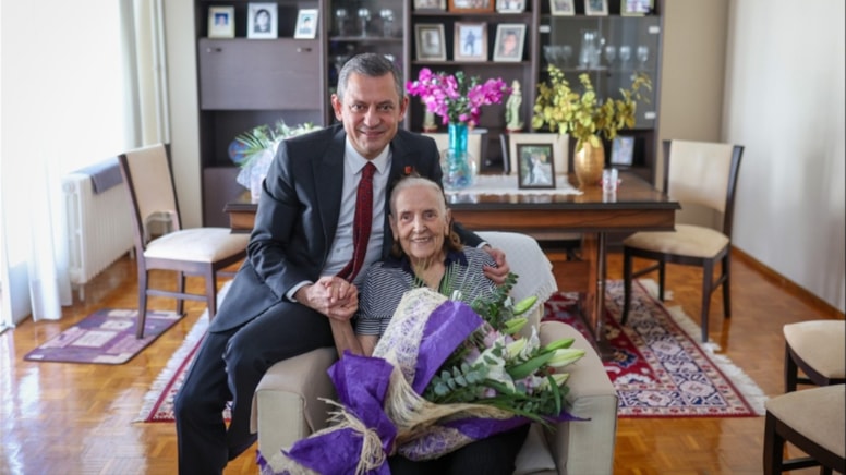 Özgür Özel, İzmir'de ilkokul öğretmenini ziyaret etti