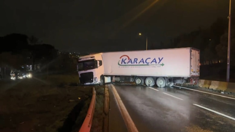 Makaslayan TIR, D-100 kara yolunu trafiğe kapattı