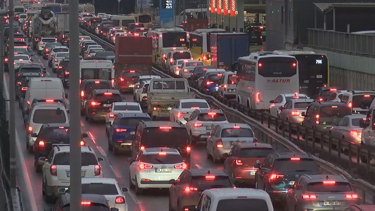 İstanbul'da ulaşıma kar etkisi: Trafik kilitlendi