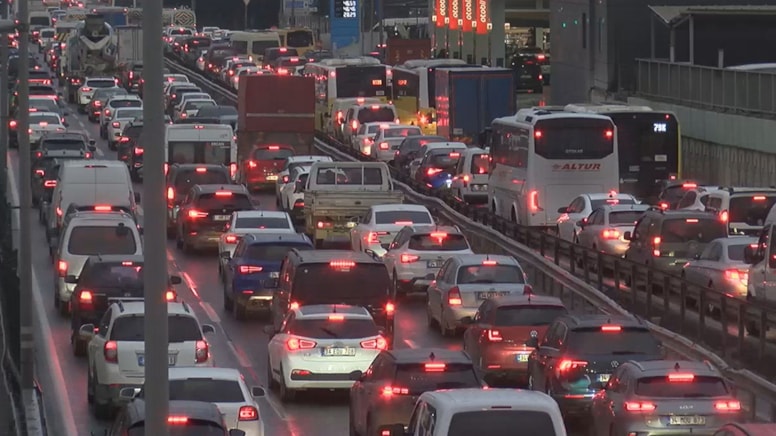 İstanbul'da ulaşıma kar etkisi: Trafik kilitlendi