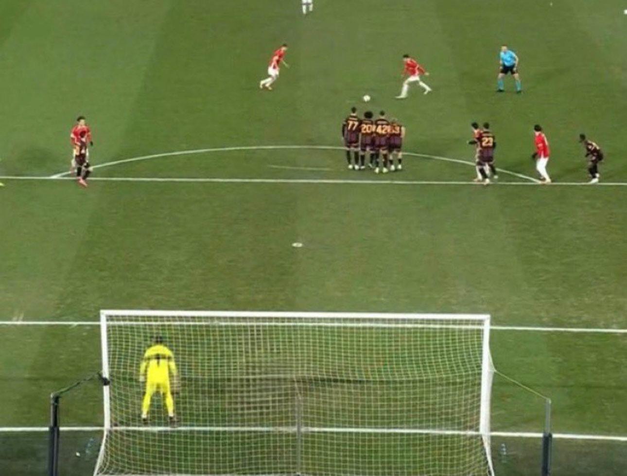 Muslera yediği frikik golü öncesi görüntüsü olay oldu