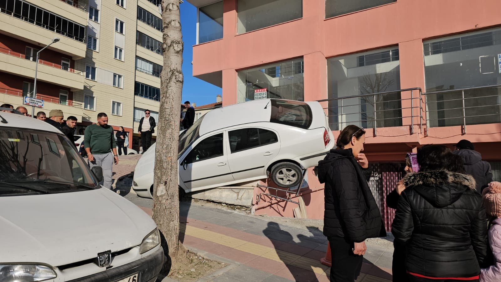 Çorum'da park halindeki otomobil kaydı, facianın eşiğinden dönüldü