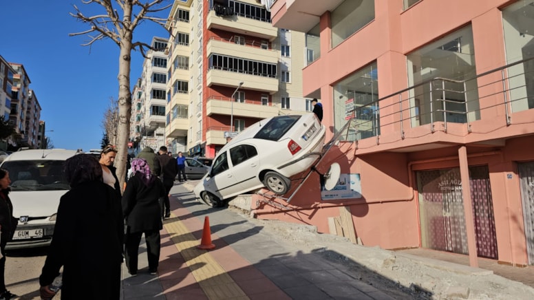 Engelli çocuk el frenini çekti, araç merdivenlerde asılı kaldı