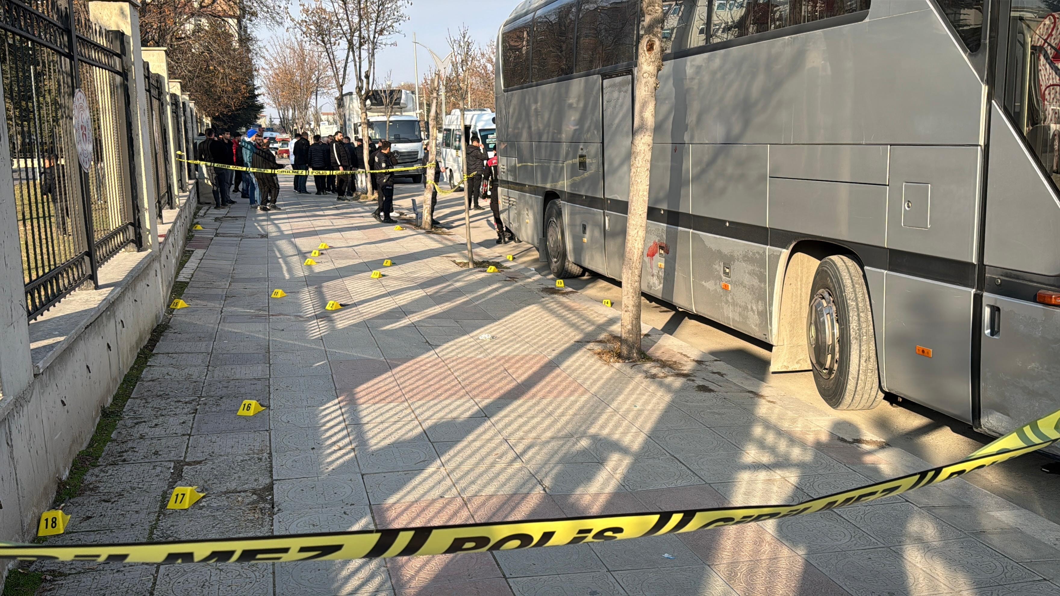 Afyonkarahisar'da dolmuş şoförleri birbirine girdi: Tüfek ve bıçaklı kavgada 2 kişi yaralandı