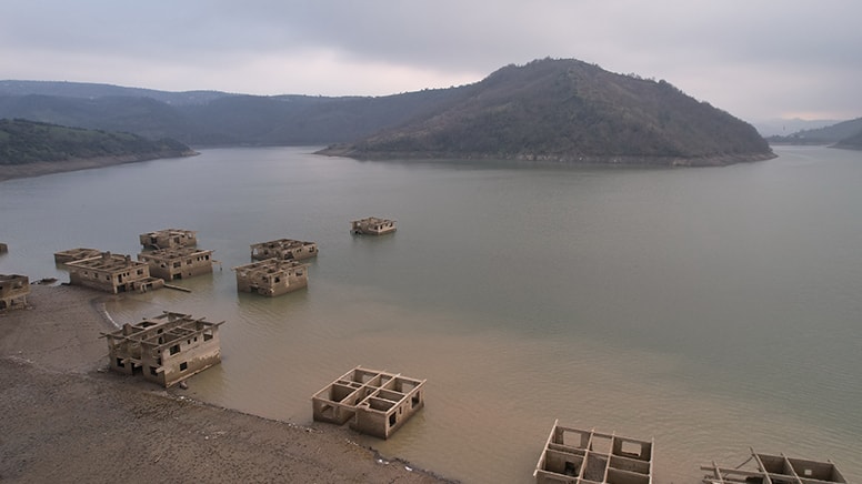 Baraj suları çekildi, dipte kalan köy ortaya çıktı