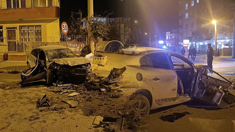 Hatay'da iki otomobil çarpıştı, 5 kişi yaralandı
