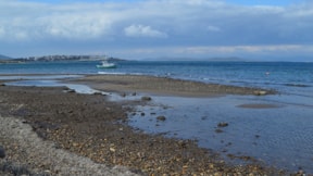 Balıkesir'de deniz metrelerce çekildi