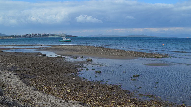 Balıkesir'de deniz metrelerce çekildi