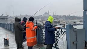 Kar altında balık tuttular