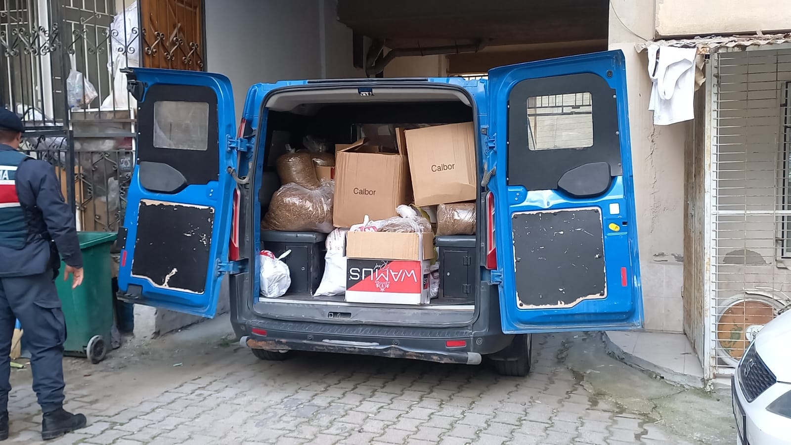 Manisa'da kaçakçılık operasyonu: Yüz binlerce makaron ele geçirildi