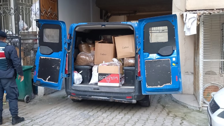 Manisa'da kaçakçılık operasyonu: Yüz binlerce makaron ele geçirildi