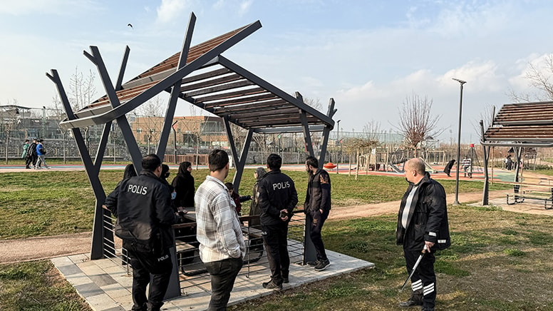 Bursa'da kavgaya müdahale eden güvenliğe döner bıçaklı saldırı