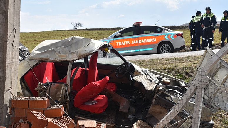 Afyonkarahisar'da feci kaza! Otomobil direğe çarptı: 1 ölü, 6 yaralı