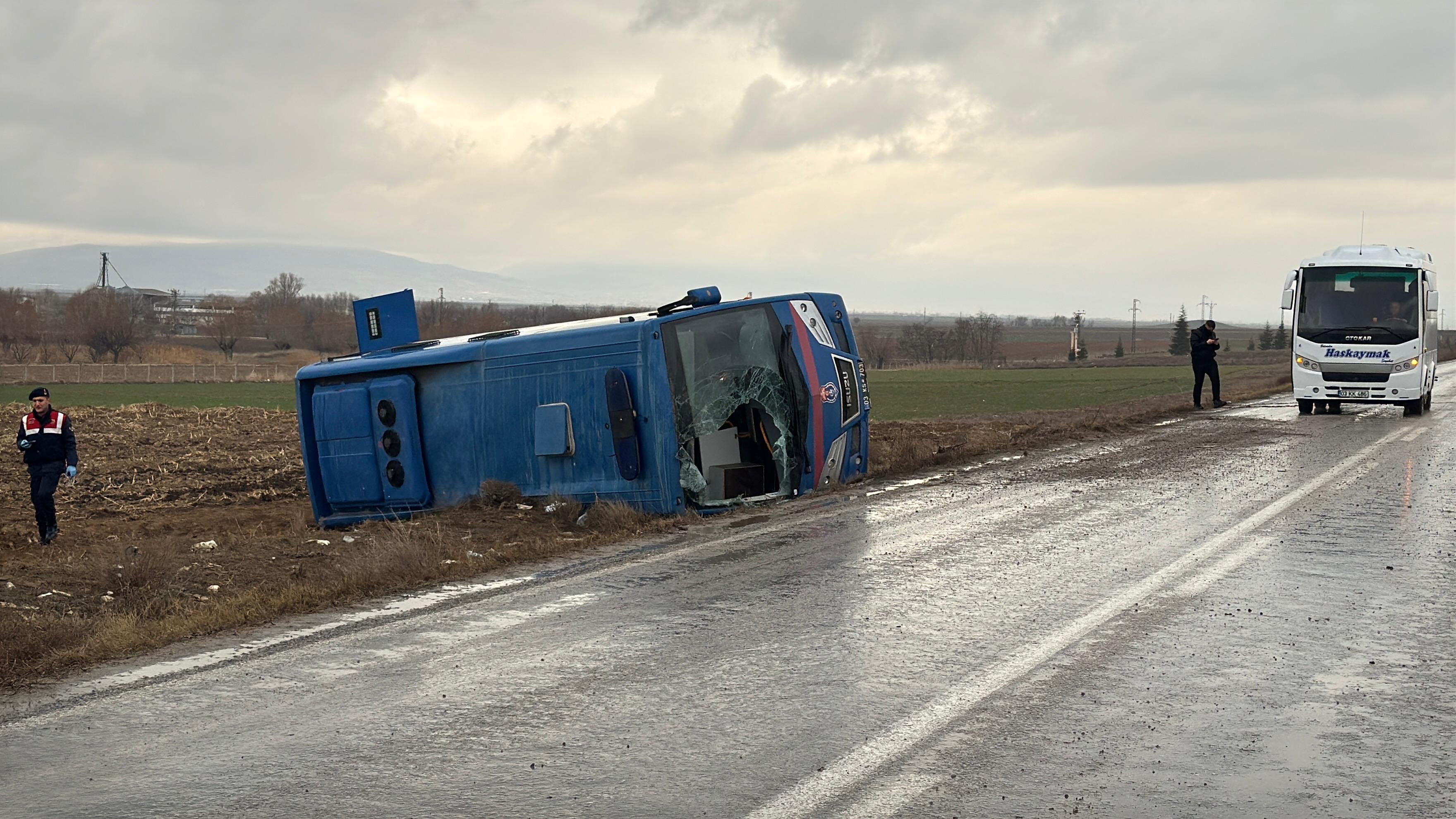 Cezaevi aracı şarampole yuvarlandı: 8'i hükümlü 14 kişi yaralandı
