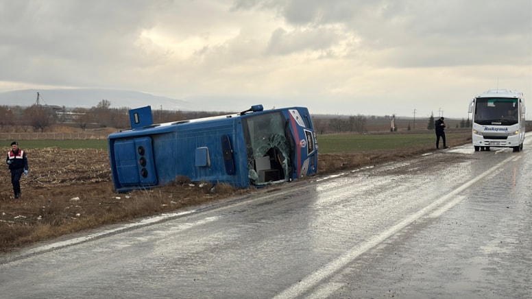 Cezaevi aracı şarampole yuvarlandı: 8'i hükümlü 14 kişi yaralandı