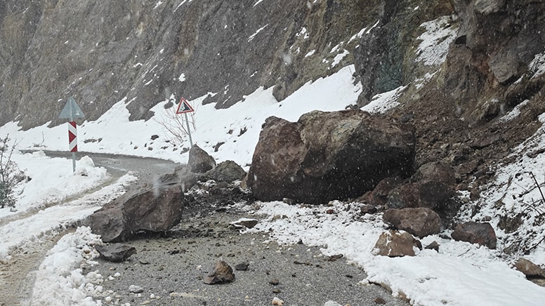 Samsun'da sağanak nedeniyle kara yoluna kaya parçaları düştü