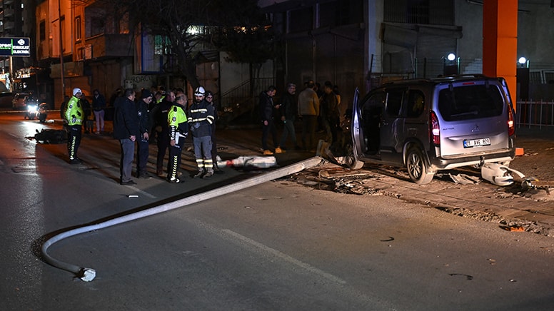 Adana'da hafif ticari aracın çarptığı elektrikli bisikletin sürücüsü öldü