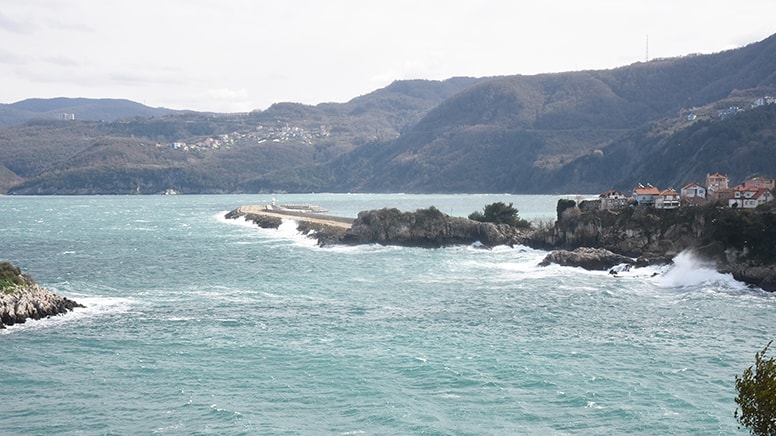 Karadeniz kıyılarında şiddetli rüzgar hayatı olumsuz etkiledi