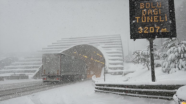 Bolu Dağı'nda kar etkisini artırdı, Ankara istikameti ulaşıma kapandı