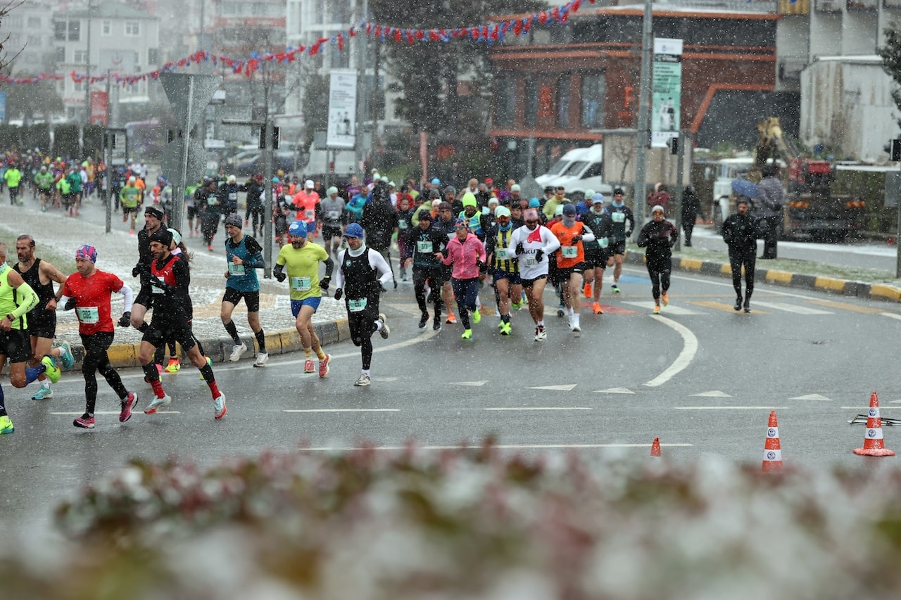 Trabzon Yarı Maratonu kar yağışı altında koşuldu