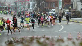 Trabzon Yarı Maratonu kar yağışı altında koşuldu