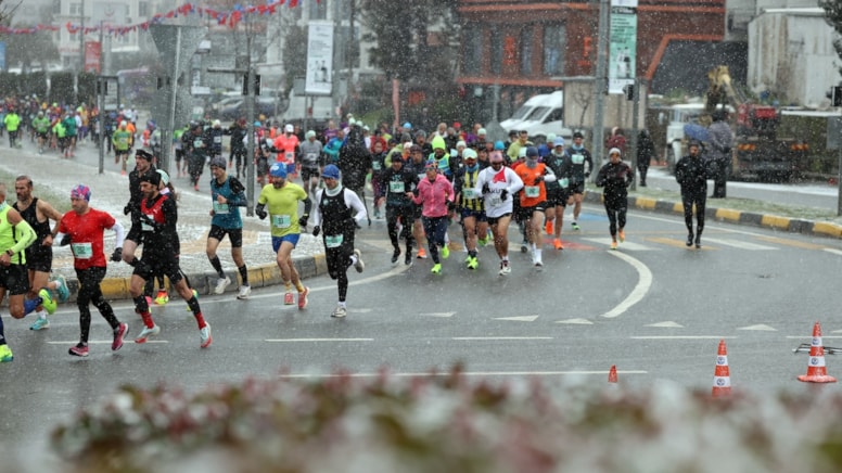 Trabzon Yarı Maratonu kar yağışı altında koşuldu