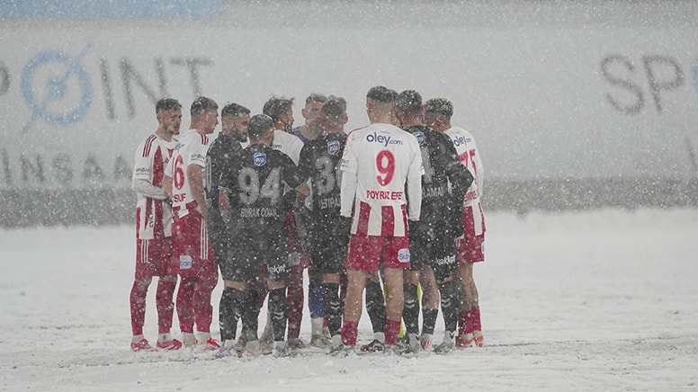 İstanbul Ümraniye'deki kar yağışı maçı durdurdu!