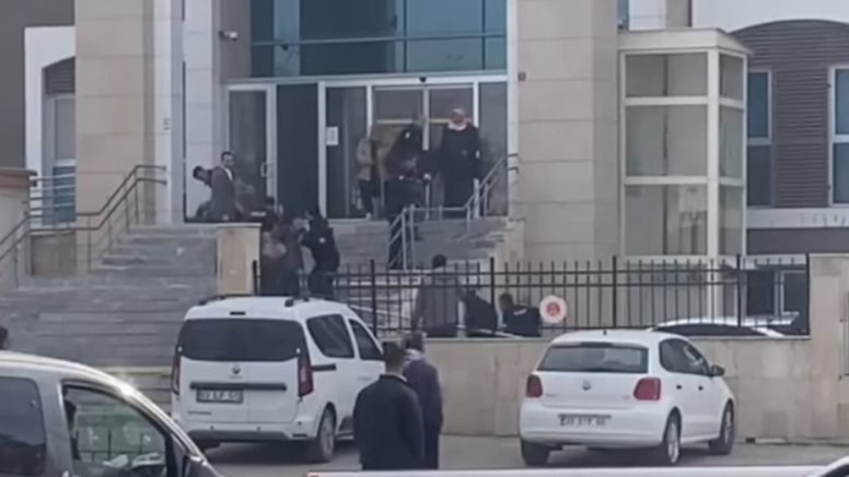 Adliye bahçesi savaş alanına döndü: 3'ü polis 16 yaralı