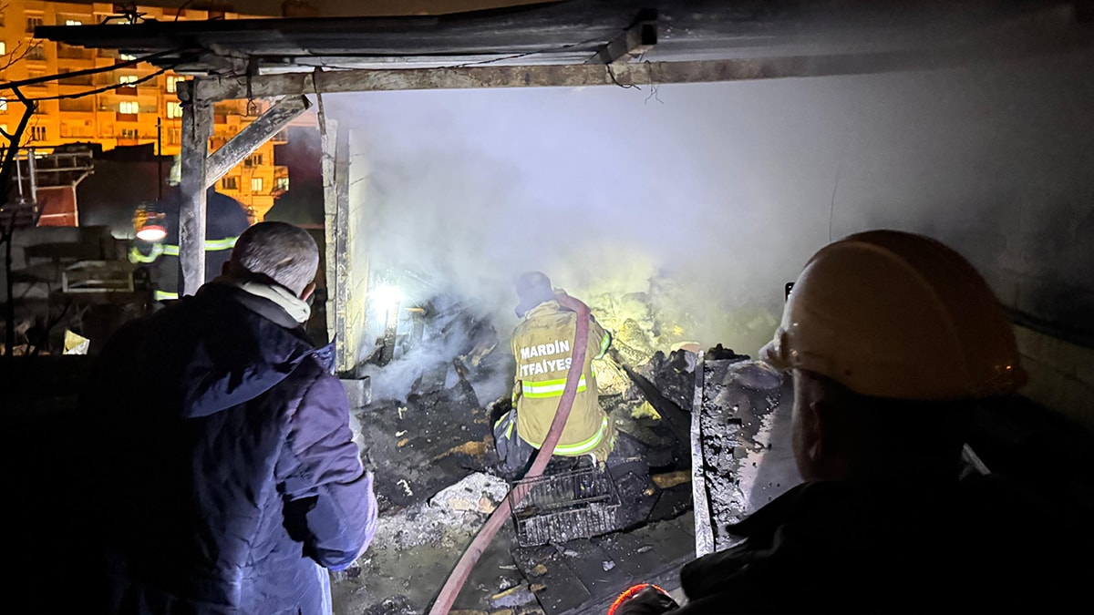 Mardin'de 3 katlı binada yangın paniği