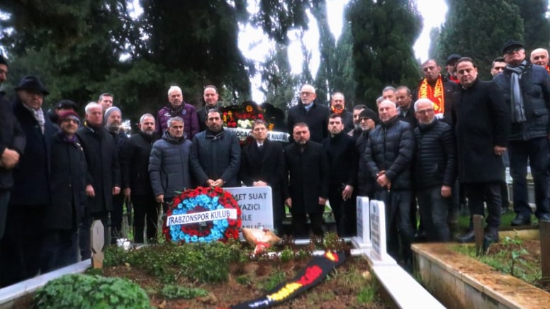 Ahmet Suat Özyazıcı, mezarı başında anıldı