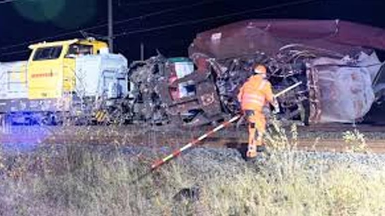 Almanya'da tren Tır'a çarptı: 1 kişi öldü 11 kişi yaralandı
