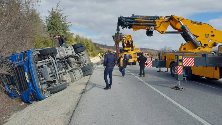 Eskişehir'de akaryakıt yüklü tanker devrildi: 1 ölü