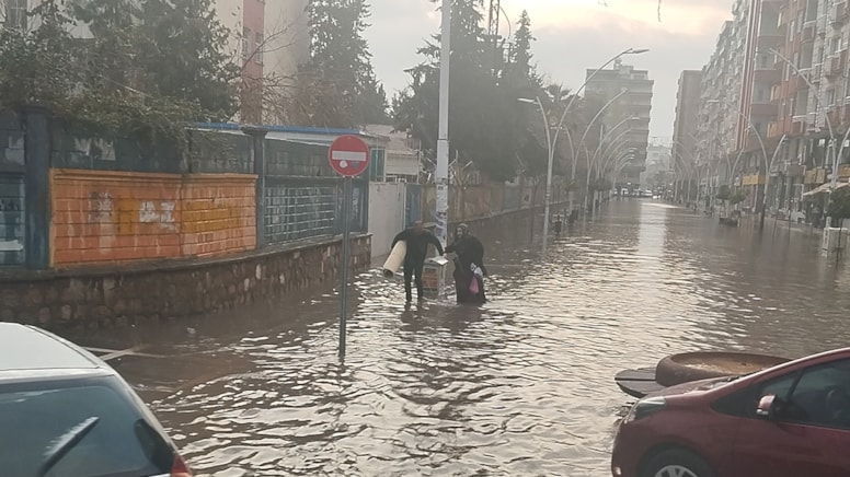 Kızıltepe'de sağanak yağış hayatı felç etti!