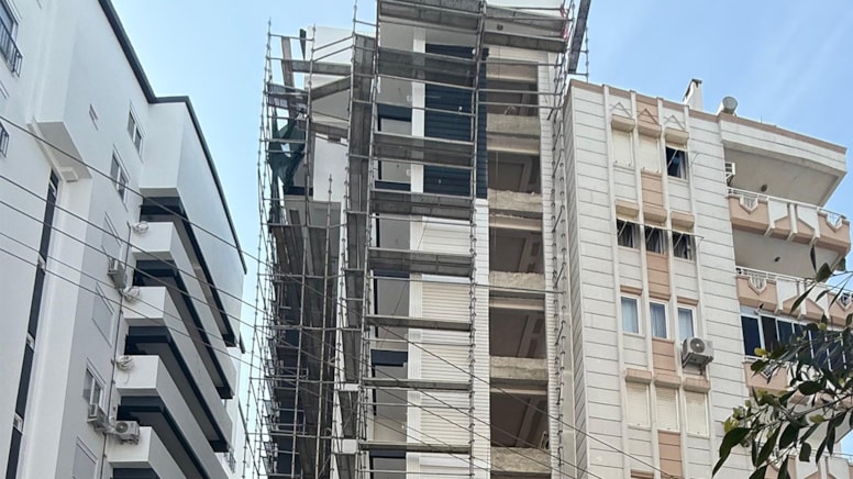 Antalya'da 7'nci kattan düşen kişi can verdi