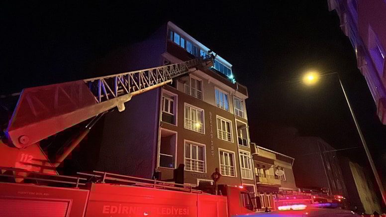 Edirne'de korku dolu anlar: Evdeki kanepeyi ateşe verdi