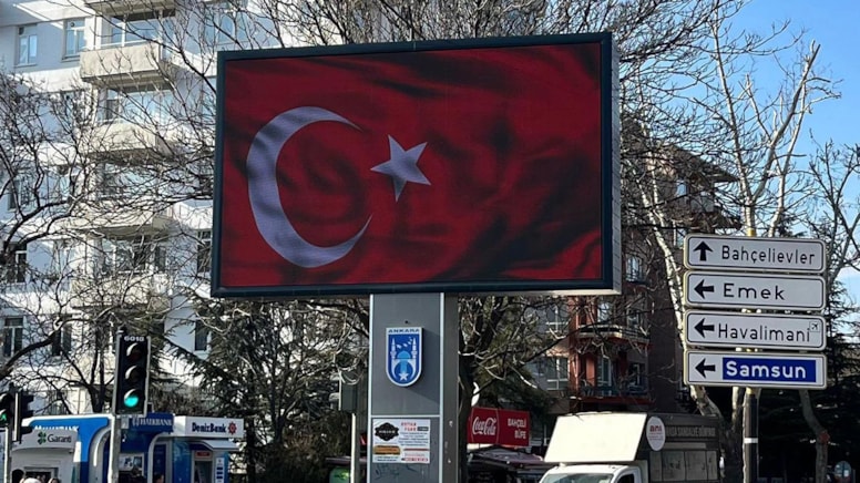 Mansur Yavaş'tan Türk bayraklı mesaj