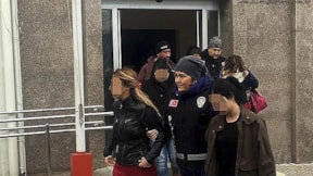 Yüksek maaş vaadiyle kadınları fuhuşa zorlayan 9 kişi tutuklandı