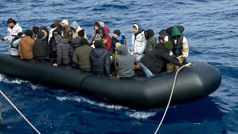 Ege’de soğuk havaya rağmen tıklım tıklım umuda yolculuk