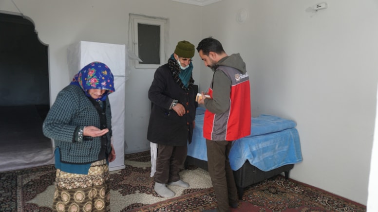 Evlerine çöp doldurmuşlardı! Yaşlı çiftin yüzünü böyle güldürdüler