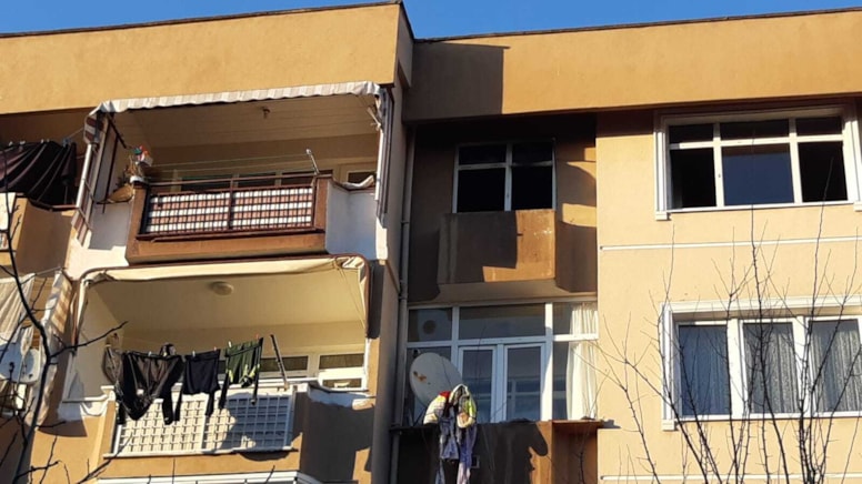 Kocaeli'nde çocuklar perdeyi tutuşturdu, evi alevler sardı