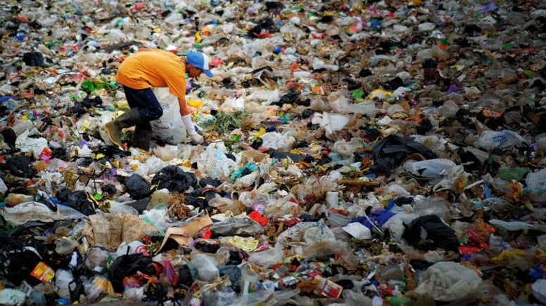 Çöpte bulduğu ceset parçasını internette satışa çıkardı