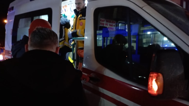 Tartıştığı 4 kişi tarafından bacağından bıçaklandı