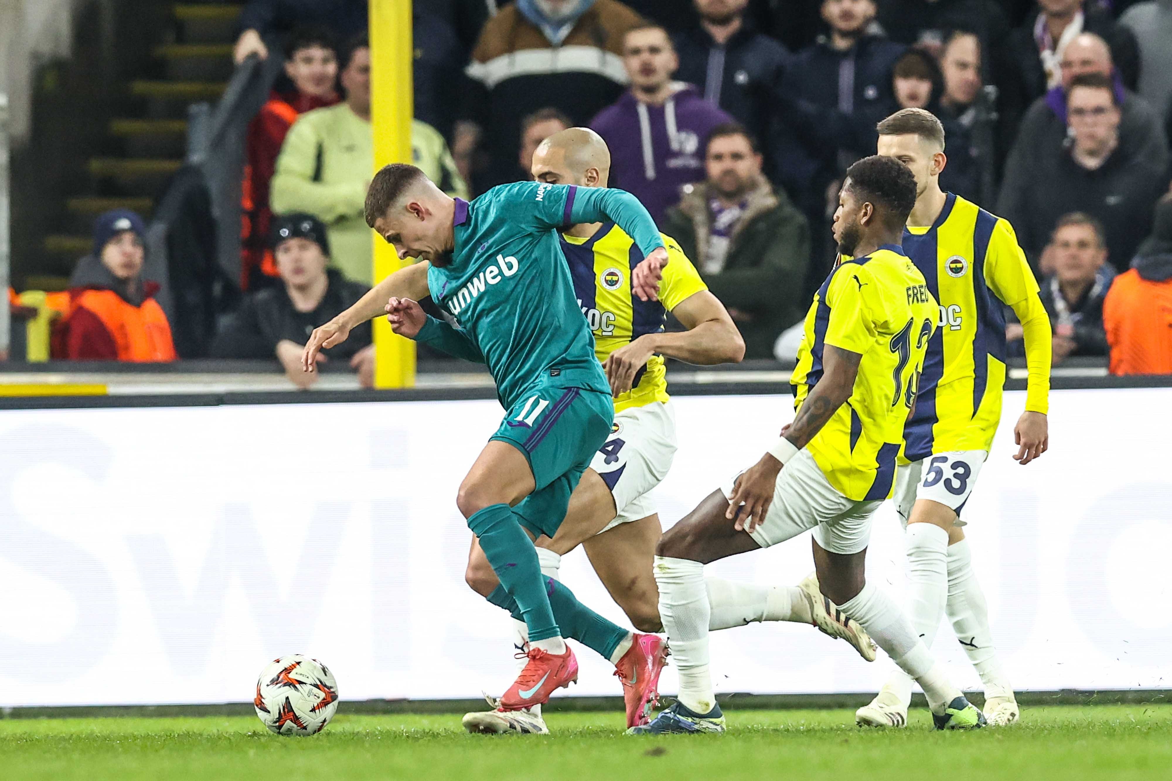 Fenerbahçe'de iki futbolcu cezalı duruma düştü