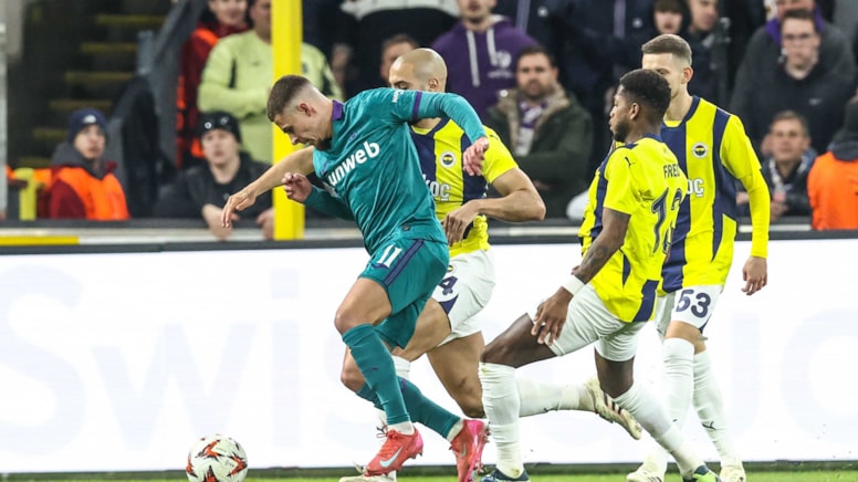 Fenerbahçe'de iki futbolcu cezalı duruma düştü