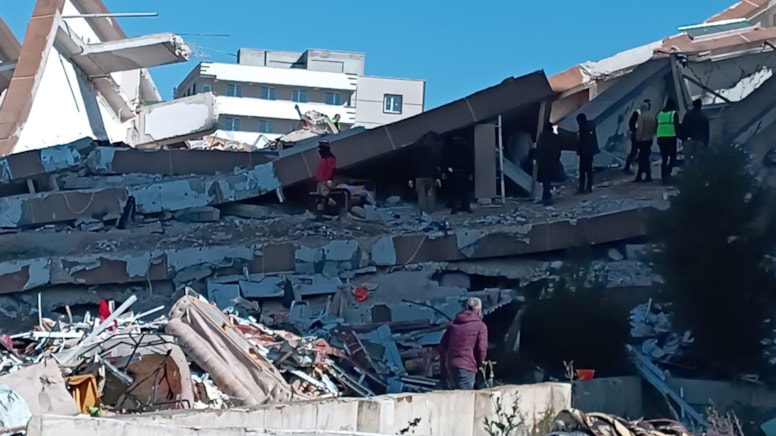 6 Şubat depremlerinin ikinci yılında 3 sanık için yakalama kararu