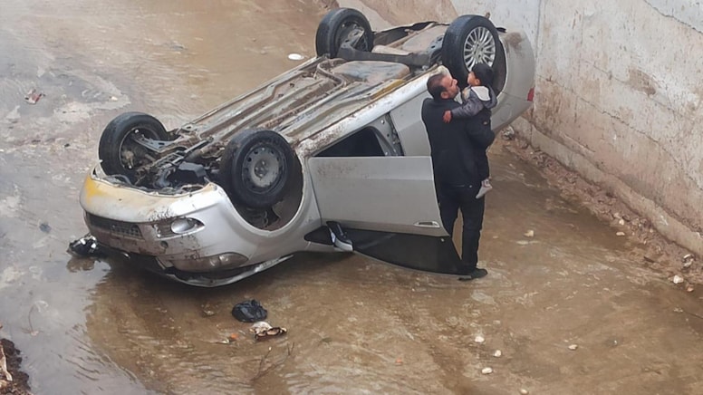 Araç dereye uçtu: Yaralılar var