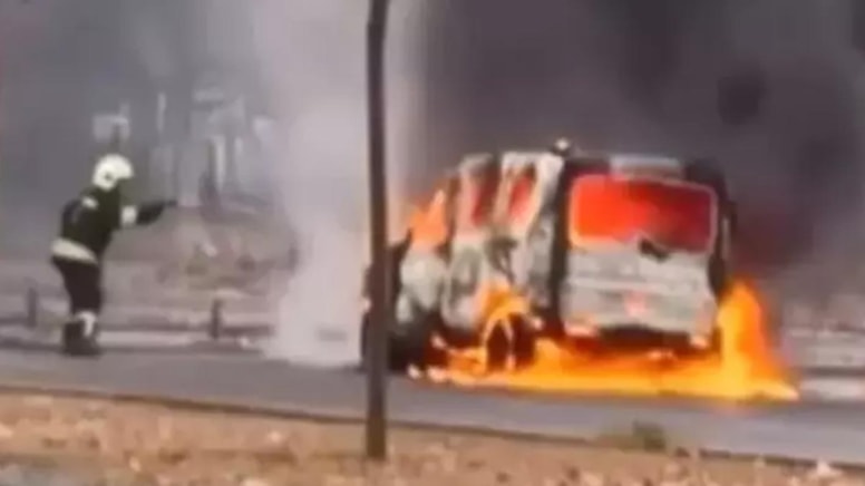 Diyarbakır'da bir araç yol ortasında alev aldı