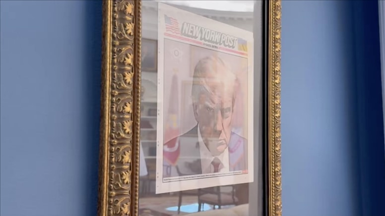 Trump'ın sabıka fotoğrafı Oval Ofis'in girişine asıldı