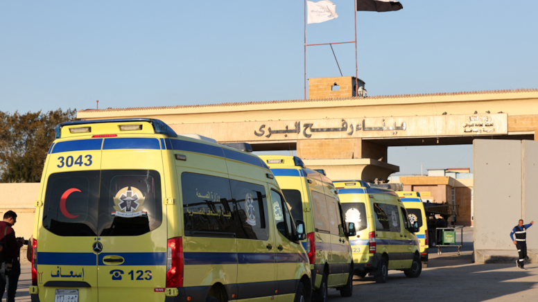 Refah sınır kapısı açıldı: BM hastaları tahliye ederken, Türkiye yardım gönderdi